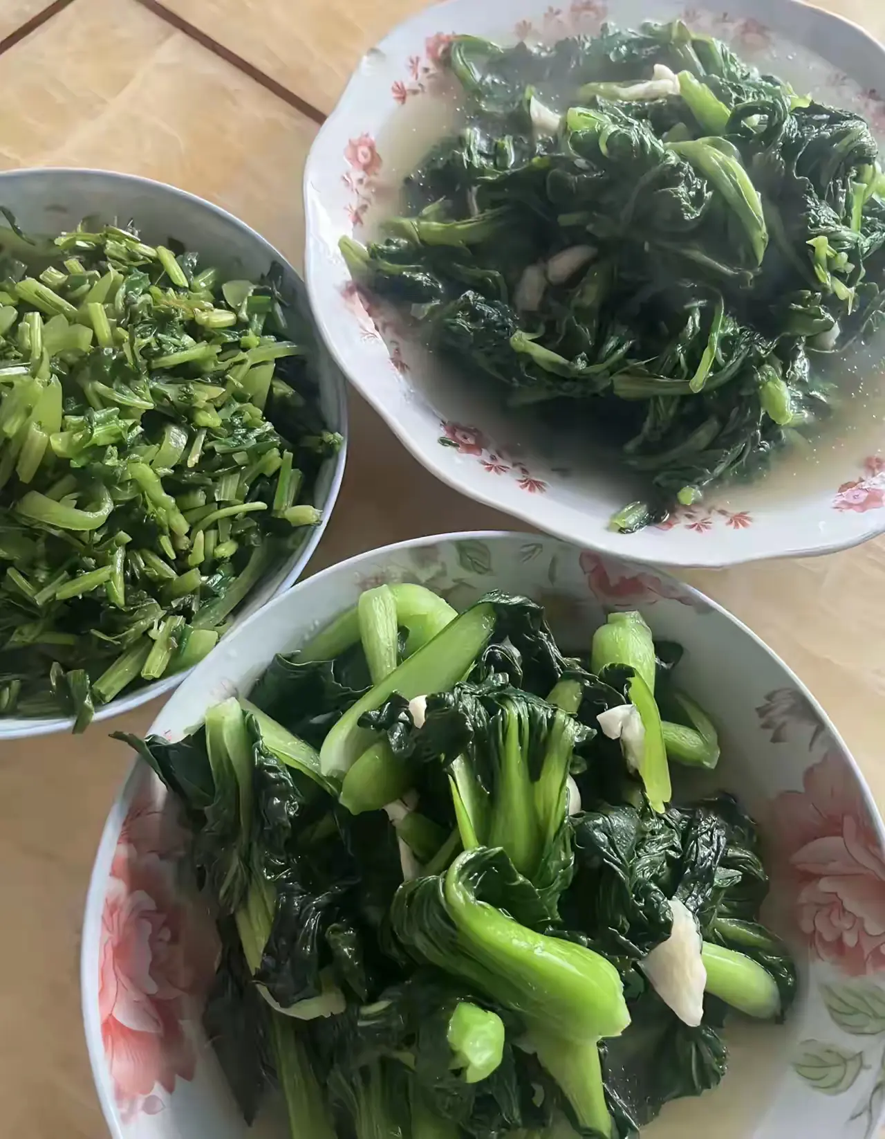 我真的服了我公公婆婆！他俩退休金加起来一个月有10000，可是她们天天就吃青菜