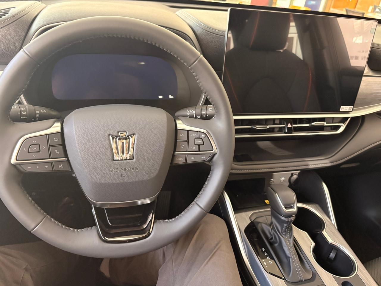 静态体验皇冠陆放有感！1，毕竟是一汽丰田里面的高端车型，内饰做工非常的精细，方