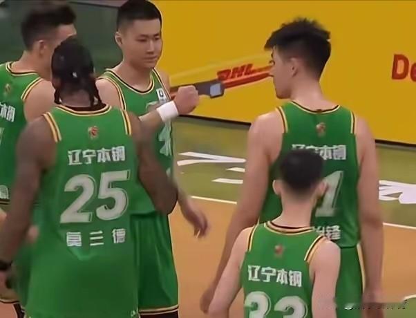 你有没有想过，那些舞台上闪闪发光的人，背后都做过什么？他们没有直接站在聚光灯下