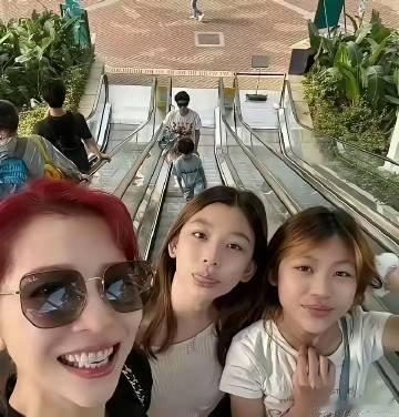 蔡少芬的女儿终于长大蜕变了，五官特别像爸爸张晋，真的是女大十八变，越变越好看！