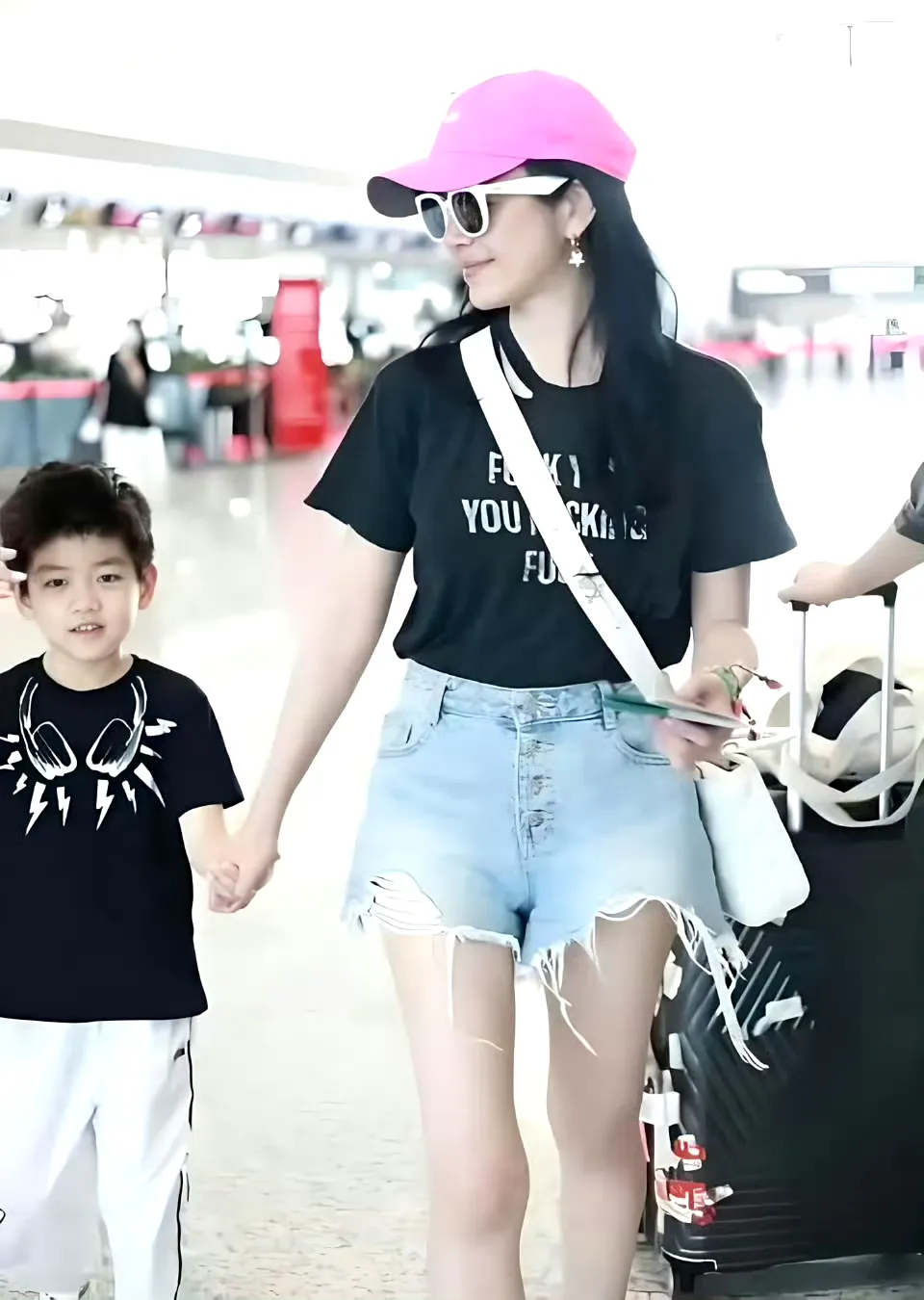 在听到陈妍希儿子星星和谢楠小儿子虑虑打架时，我还在想两小孩哥打架能有多少水平，不就小孩过家家吗？但是
