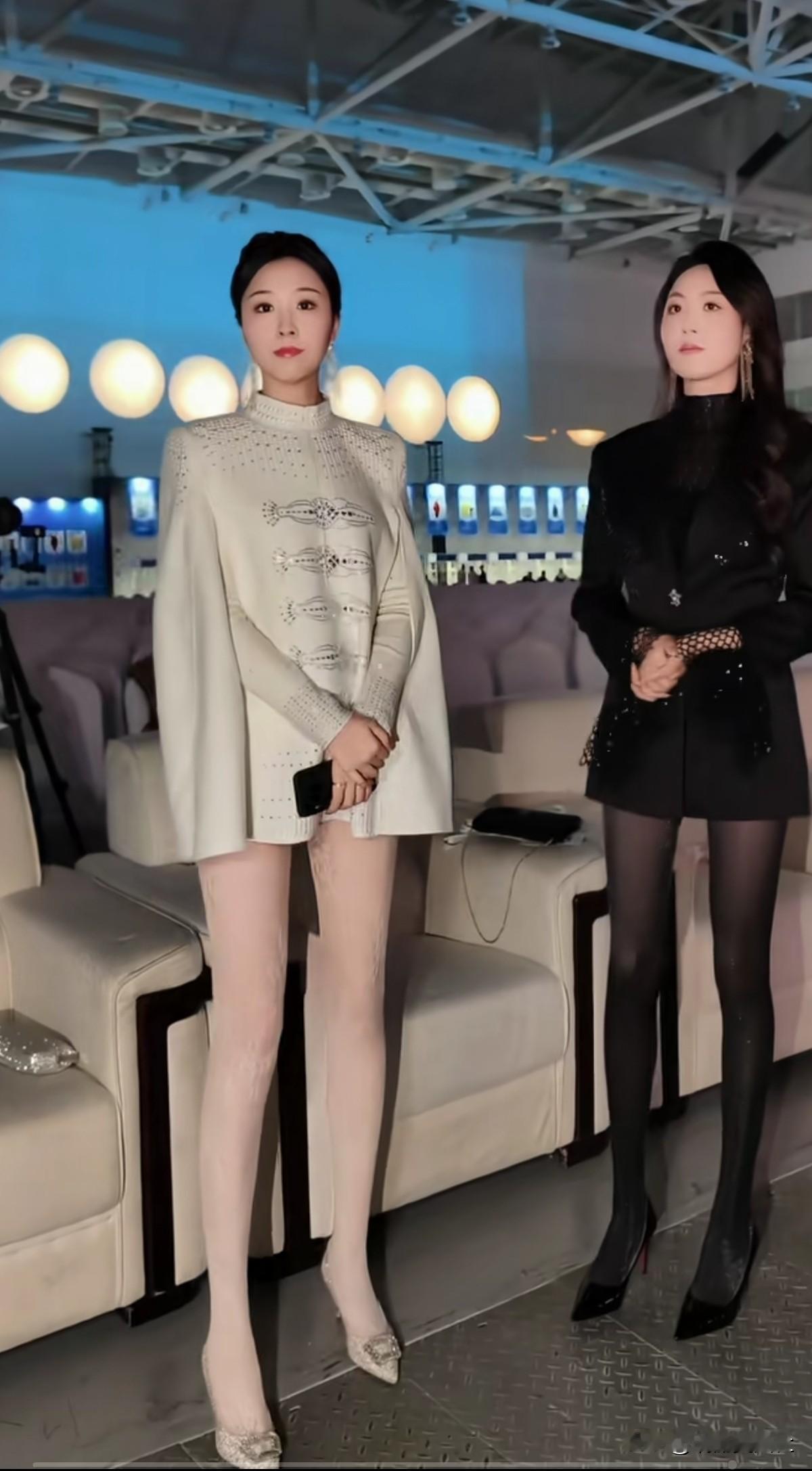 优雅姐妹花，黑白配时尚穿搭，尽显都市魅力！