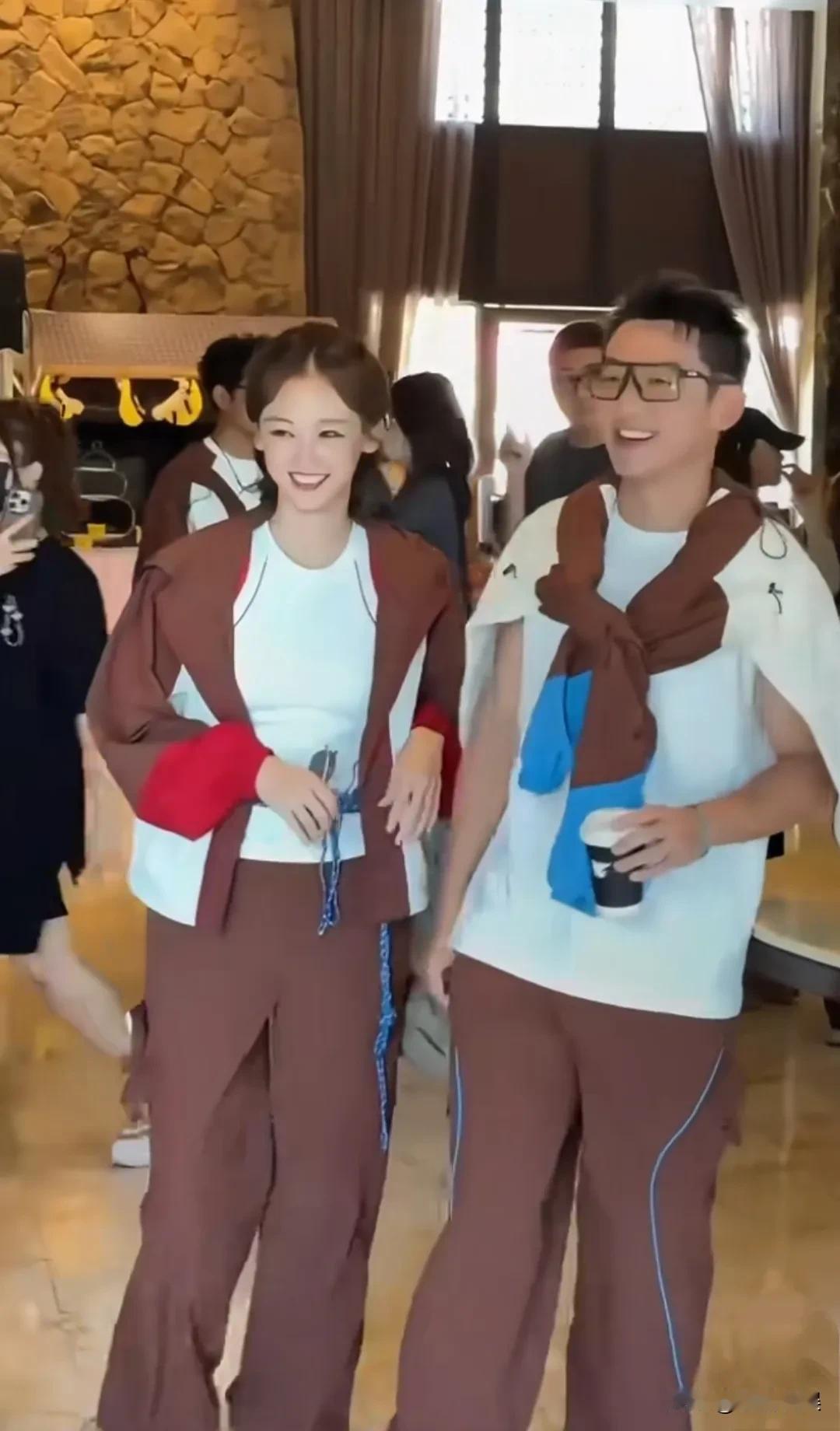 郑恺，苗苗一起录制综艺，俩人穿着同款队服现身。都说幸不幸福，看脸就知道了，确实
