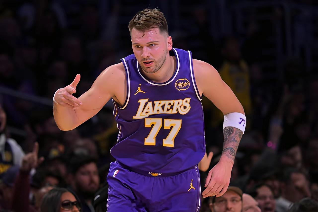 湖人队记发文为东契奇抱不平！湖人队记“东契奇场均35.2分9.1篮板8.8次助攻