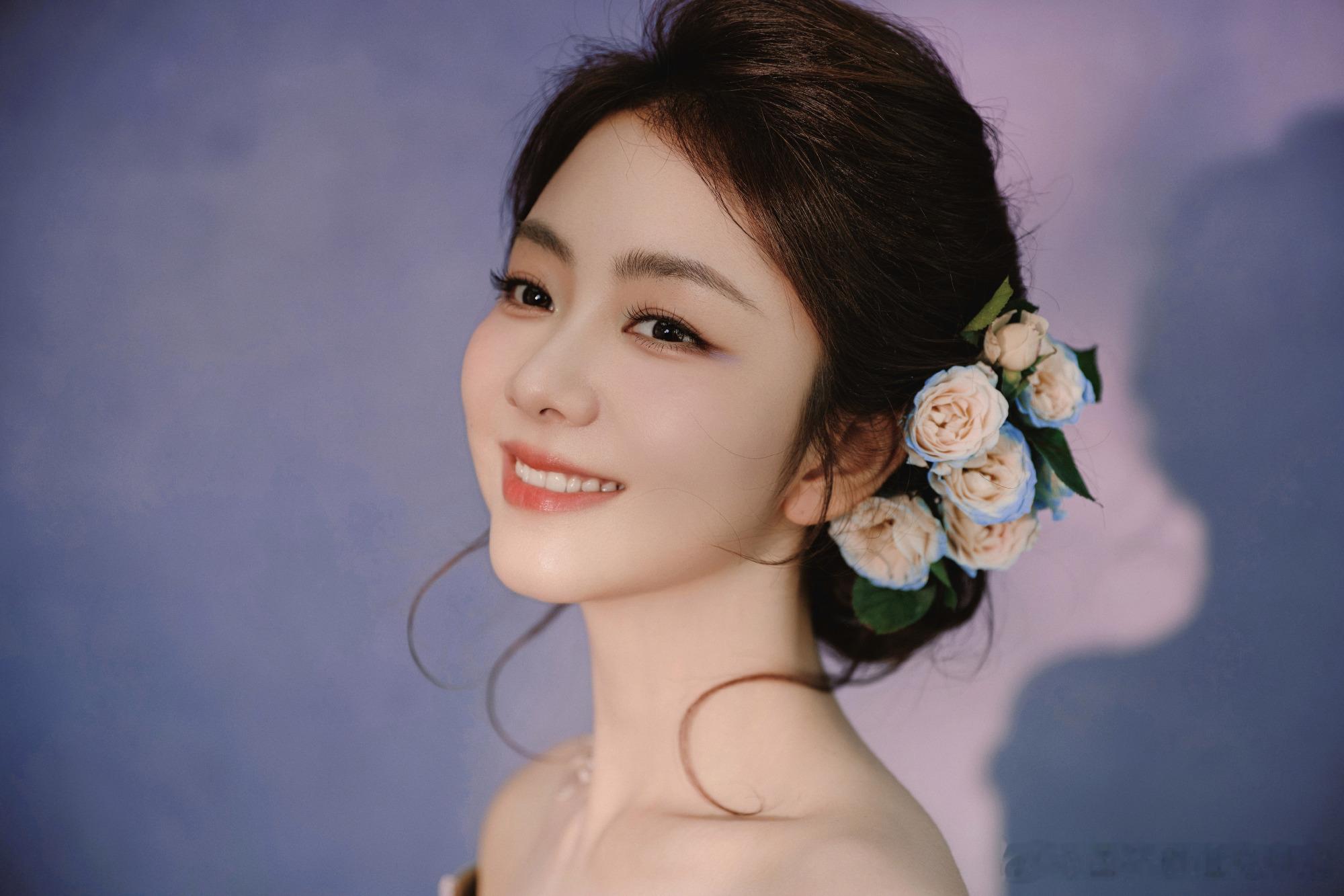 1、谭松韵目前重心还是在影视工作上，下一部剧接触的是年代剧《启燃》。2、侯明昊m