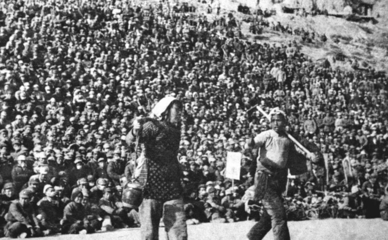 1942年3月，一位年轻的女作家发表了一篇杂文，杂文的背景是两名妇女正面临离婚的