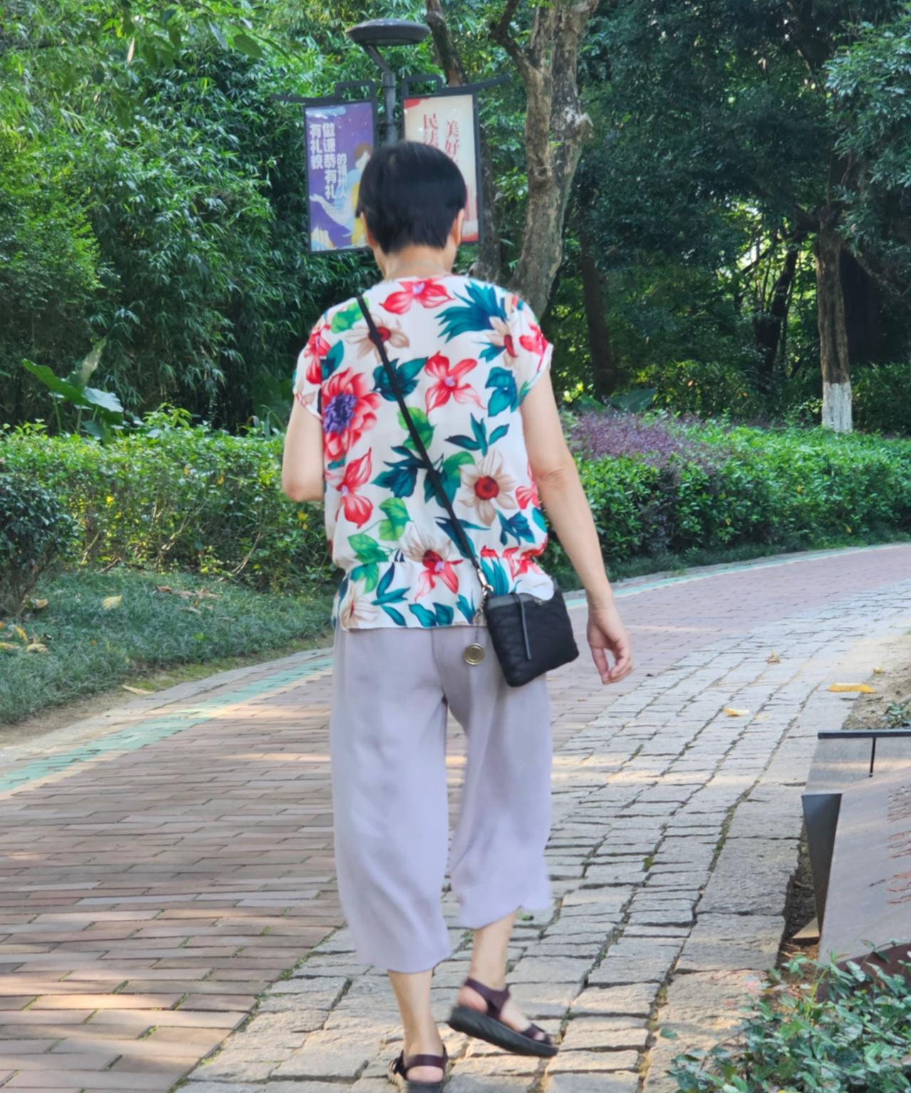 教书教了40年，退休也有8个年头了，儿女双全的我，明天就要去养老院了。这个决定啊