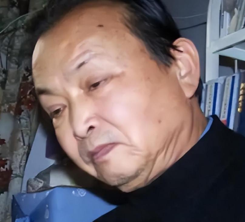 2004年12月，金三角贩毒集团的一名卧底警察在经过海关时突然被拦下，那人低声说