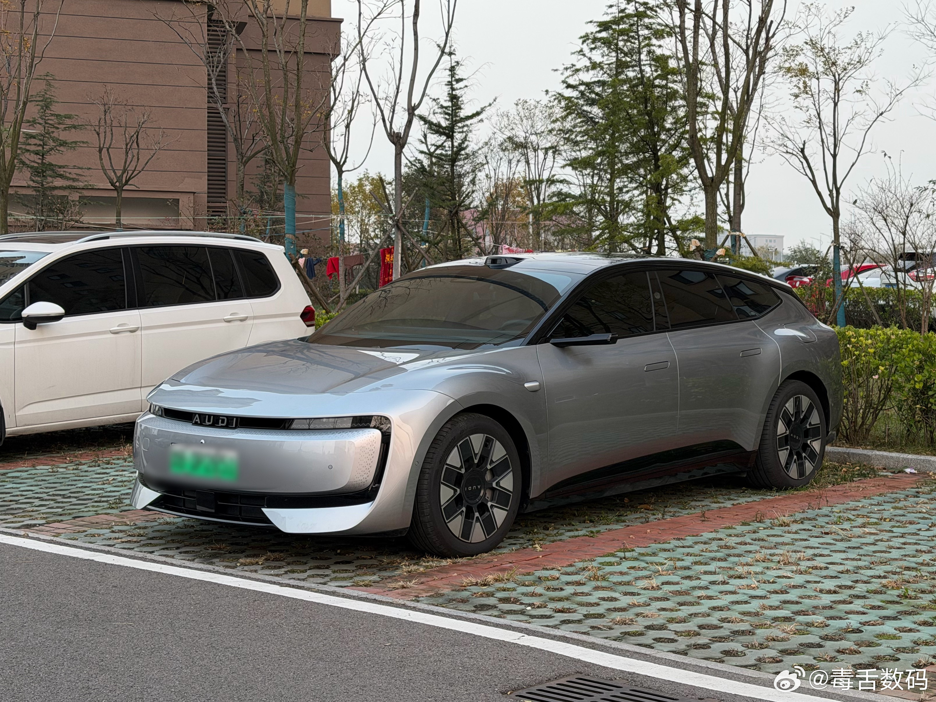 每次看到小区这辆奥迪E5Sportback，忍不住多看两眼，不熟悉的人看到字母