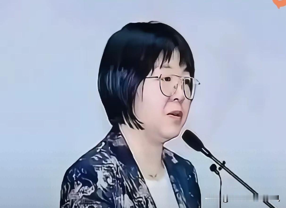 牌了，不装了。清华美院教授直言，“丁荭的作品是一曲凡人颂歌”，更有不少圈内人对丁