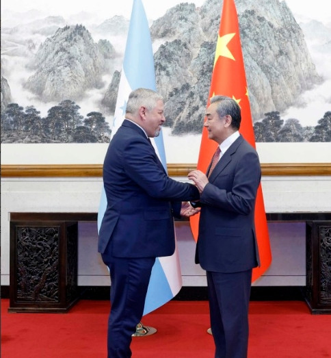 中国和洪都拉斯谈妥了5月14日，外交部长王毅在北京会见洪都拉斯外长雷纳，中国方