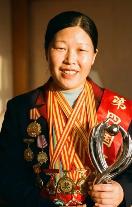 我敢说全中国都找不出第二个这样的孕妇：怀孕9个月，跑进能见度不足5米的沙