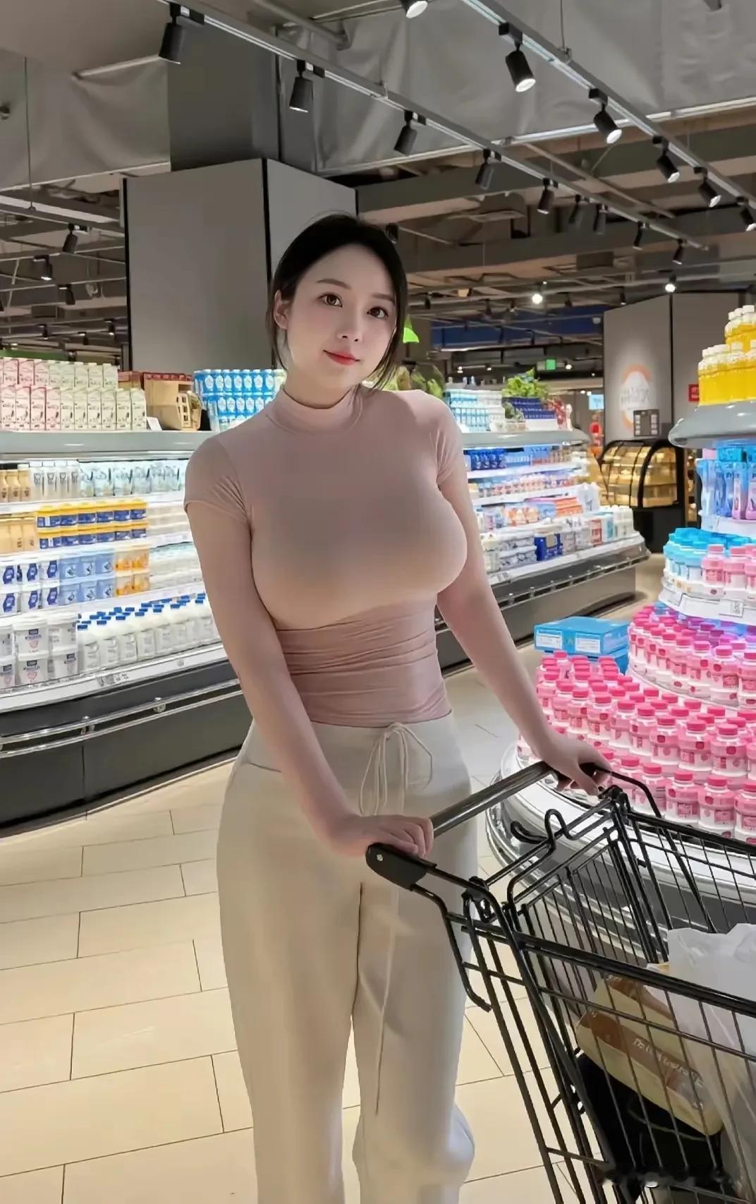 腊月赛云寂寞；新春瑞雪丰年。