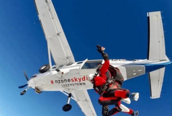 1999年，美国一名金融女高管在4400米高空跳伞时，突然发现自己的伞包打不开了