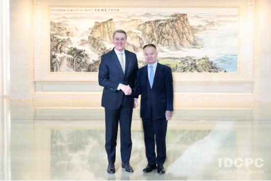 中美元首通话后，今天（11月25日）美国驻华大使庞德伟称：“世界上没有比中美关系