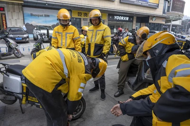 外卖小哥哭了！美团突然宣布缴社保，但这真是好事吗？“深夜，北京某写字楼下，外