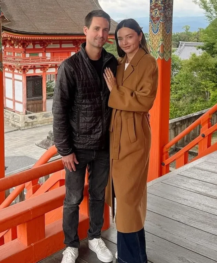 米兰达·可儿晒了2张与亿万富翁老公在日本度假的合照，这位4个儿子的妈妈穿着棕色大