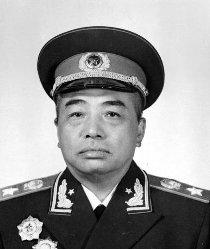 1949年10月1日，新疆同胞游街庆祝时，一个中年男子冲过去扯掉彭德怀的画像，群