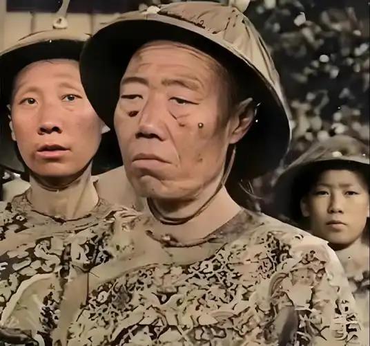 慈禧咽气前死死盯着李莲英，那眼神是要他殉葬。伺候38年的李莲英看懂了，只说：您的