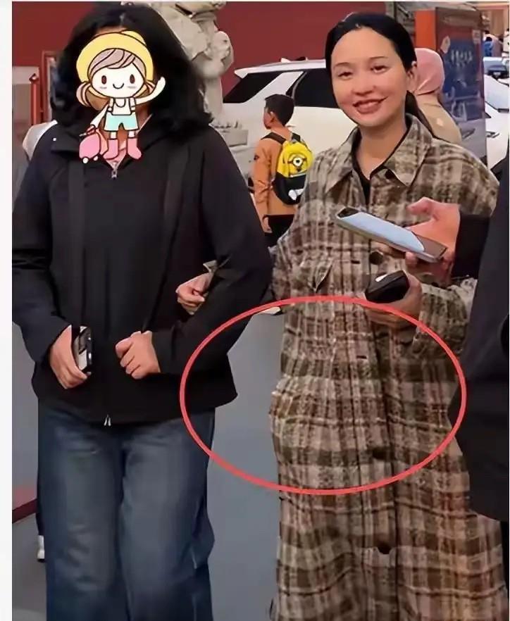 金莎的肚子，比结婚证先一步公布了答案。昨天北京胡同里，她挽着的不是小19岁的老