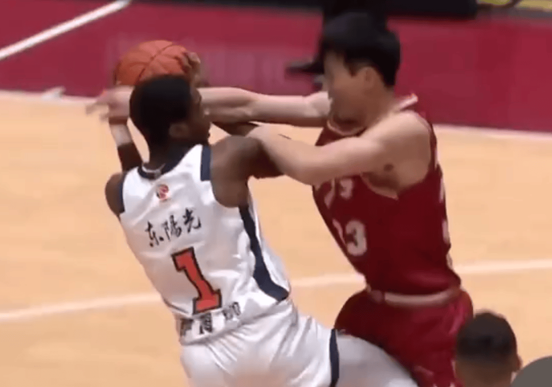 篮协: 广东vs浙江比赛中, 吴前对萨姆纳犯规应为违体犯规
