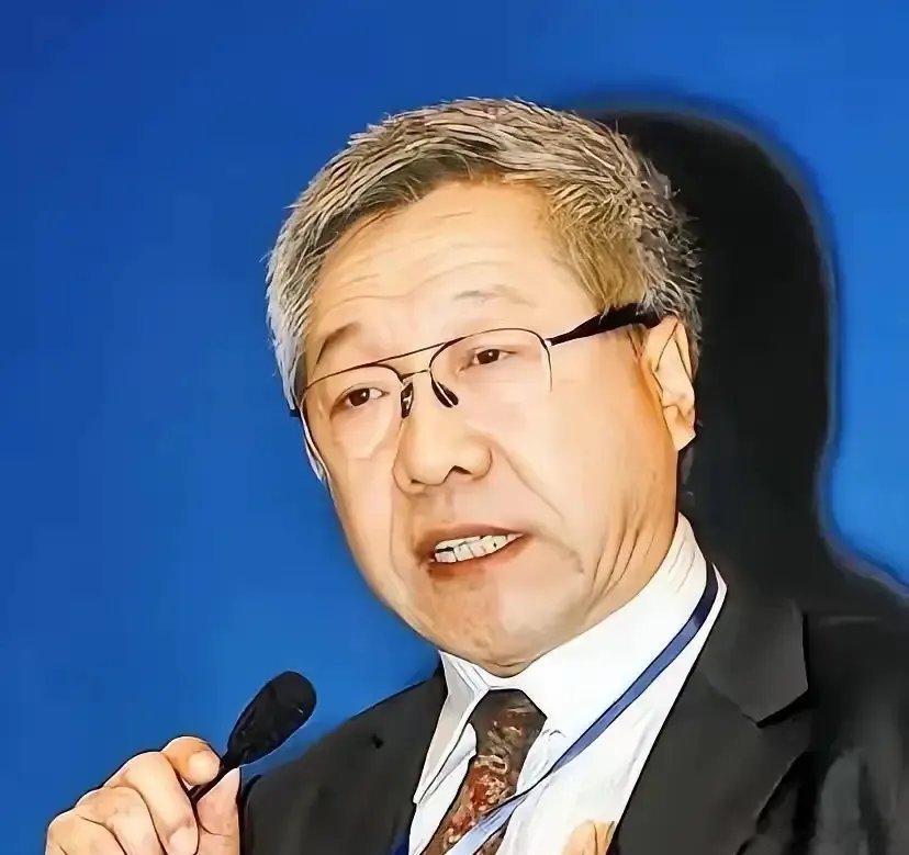 郑秉文又上热搜了。网友这次火气大，因为他提倡学德国养老方案，可他自己2015年就
