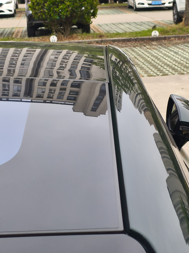 车顶玻璃左右对不齐看到了吧？左右不齐。对了，这不是小米，大家是不是有点失望？这