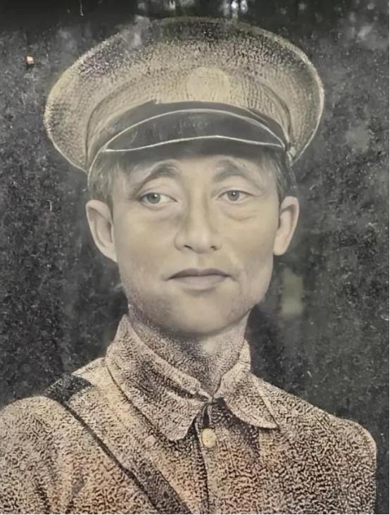 1950年，国军少将糜藕池起义后，积极配合解放军剿匪，谁知这天，几个公安人员找上