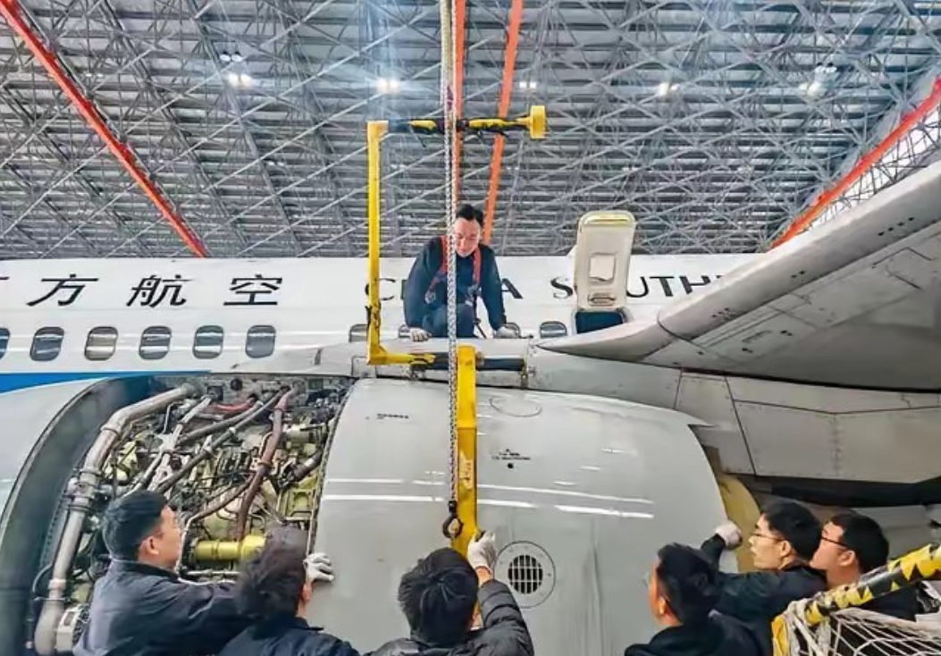 南航退役的波音737-700在贵阳机场拆解，本以为是拆废铁，结果发动机舱里直接藏
