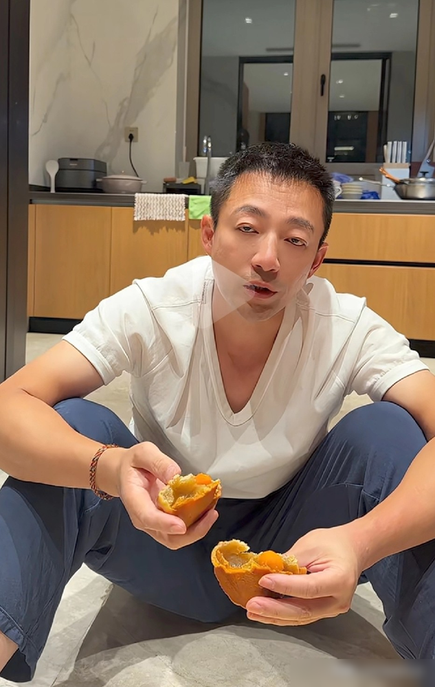 深夜十一点，汪小菲直接坐地板上啃月饼，还是从麻六记买的。马筱梅举着手机拍他，他吃得头都不抬，嘴里还念