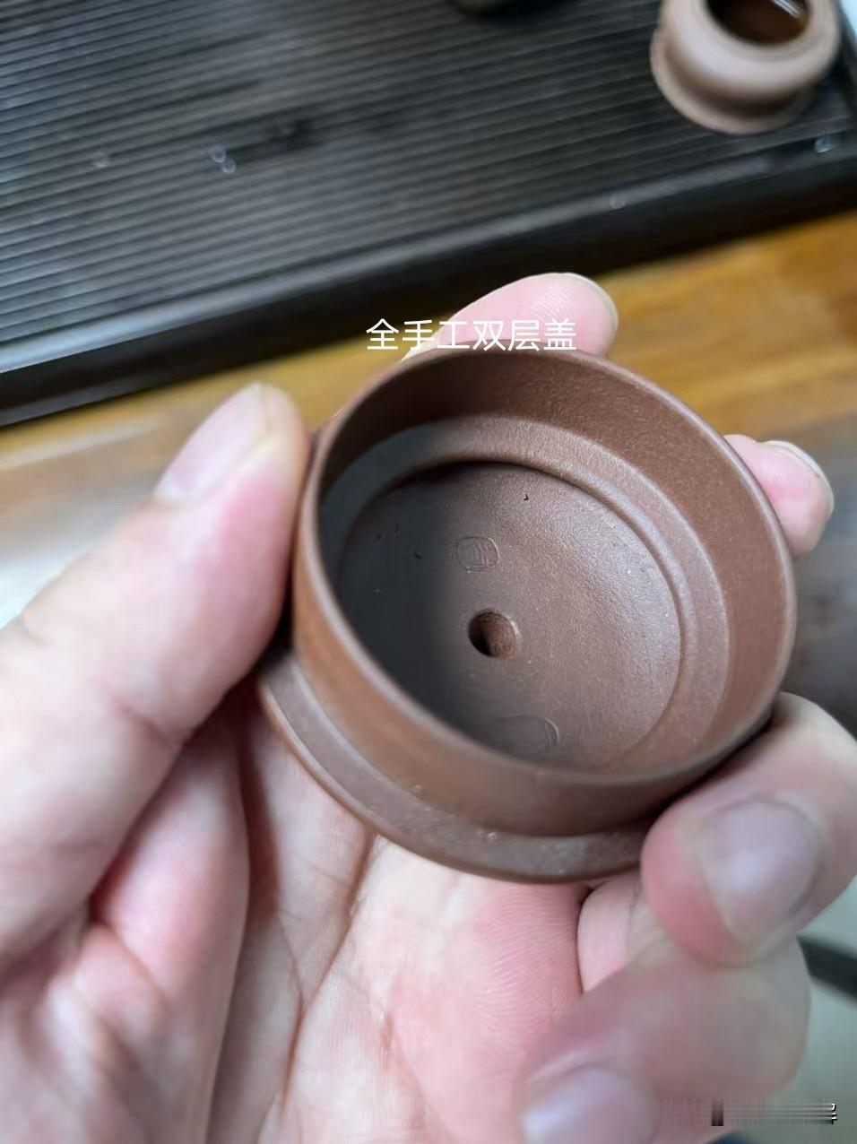 全手工壶盖怎么看？我只看这几个地方很多人看全手工壶，只盯身筒，其实盖子更容易露