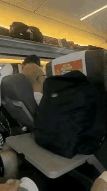 高铁上，一位宝妈坐在座位上抱着孩子，孩子坐车体验很不舒服。因为座位太过狭窄，