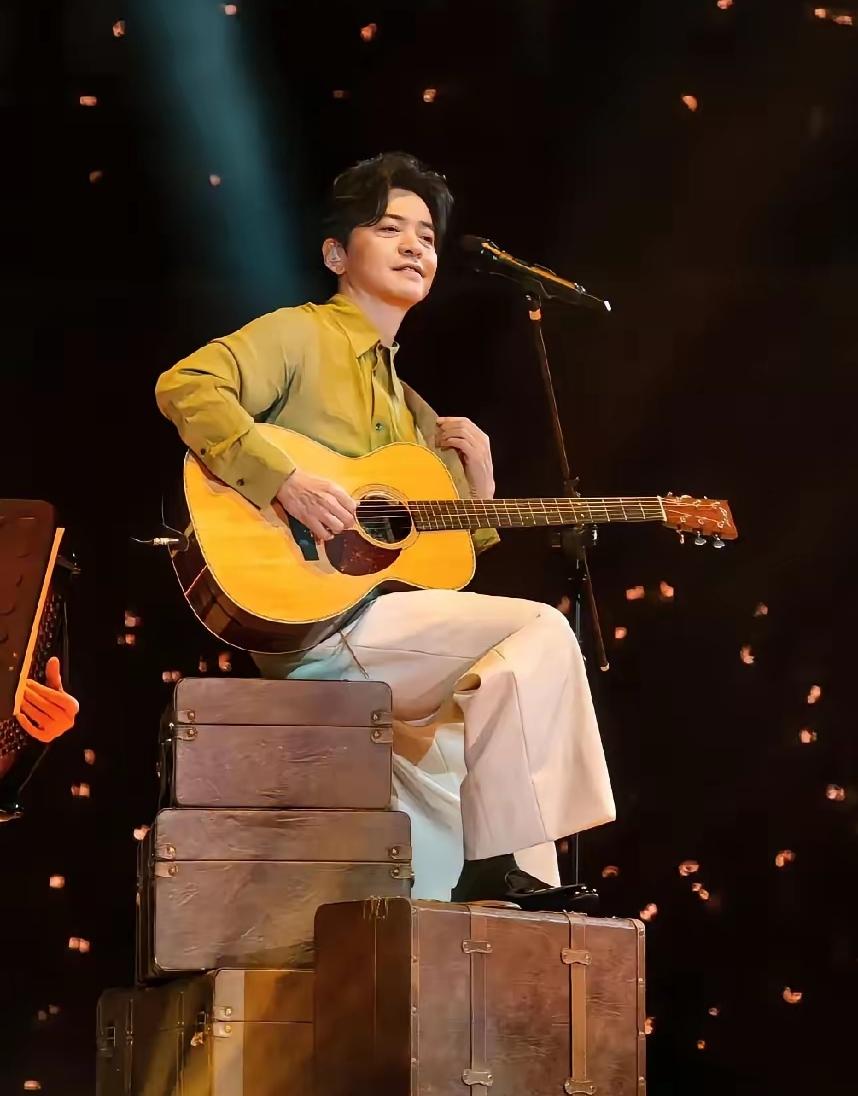 李健，冲上热搜！4月18日深夜，李健突然冲上热搜！原因是他在广州开演唱会，结