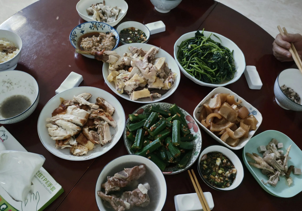 吃着午饭，我把独生女儿骂了！  女儿大学毕业工作4年了，今年也结婚了，每天还是