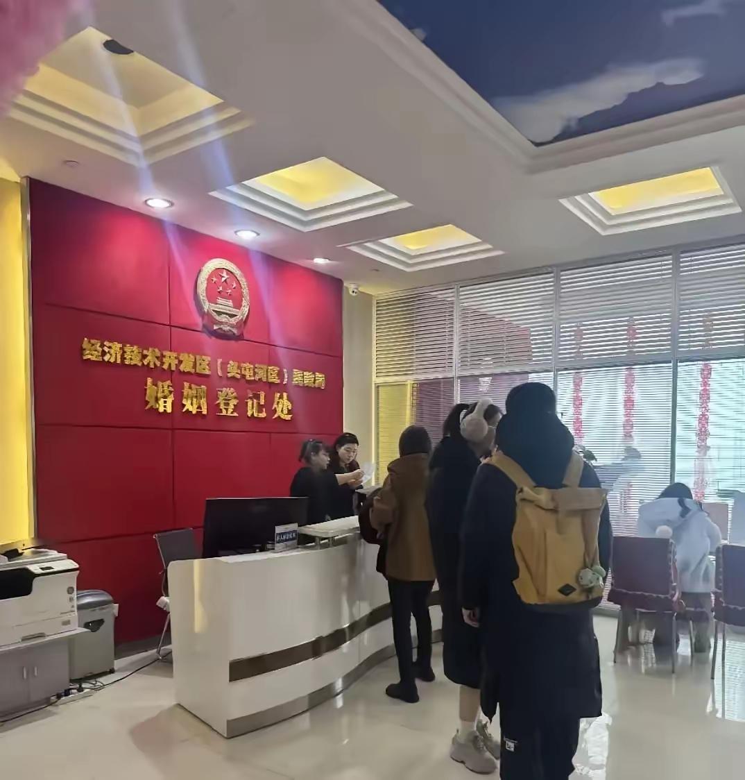 见过民政局那种40+女性来办离婚的平静吗？工作人员根本不问原因，因为答案永远