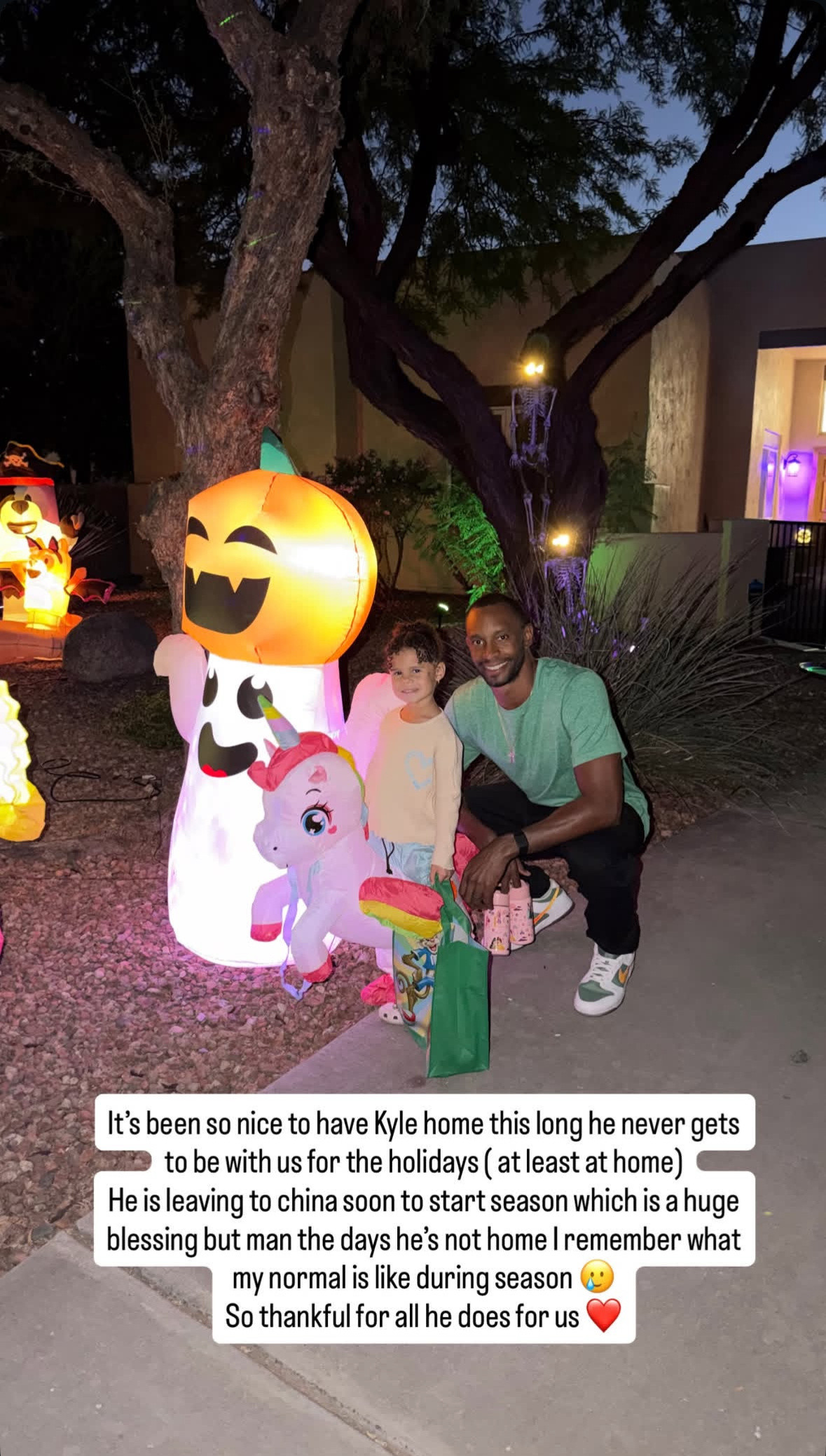 弗格妻子更新insstory弗格陪孩子过万圣节写到：很高兴弗格能在家这么长时