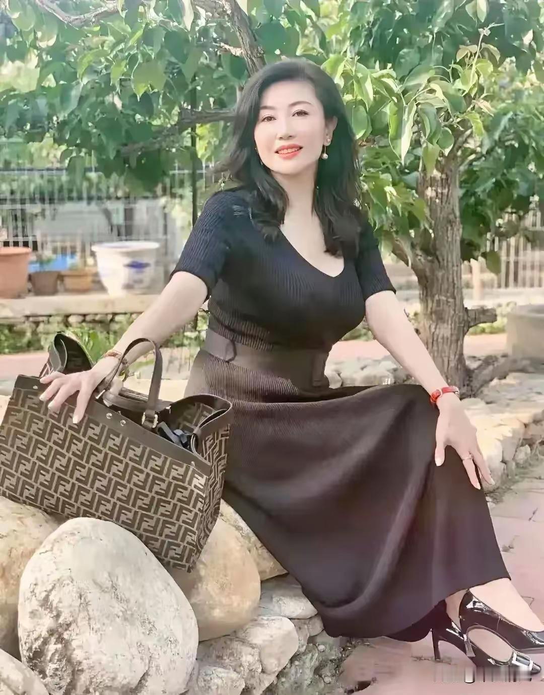 见过不少家庭总爱在亲人刚踏进门，就接连抛出各类生活琐事，可这位跑长途货车司机的妻