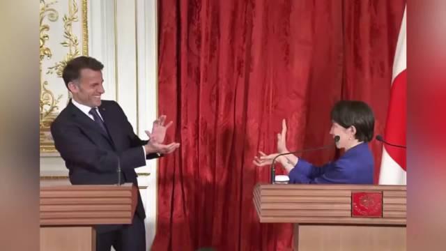 马克龙访日翻车现场，带着满肚子的算盘，最后却没讨到好，反而被现实狠狠打了脸。