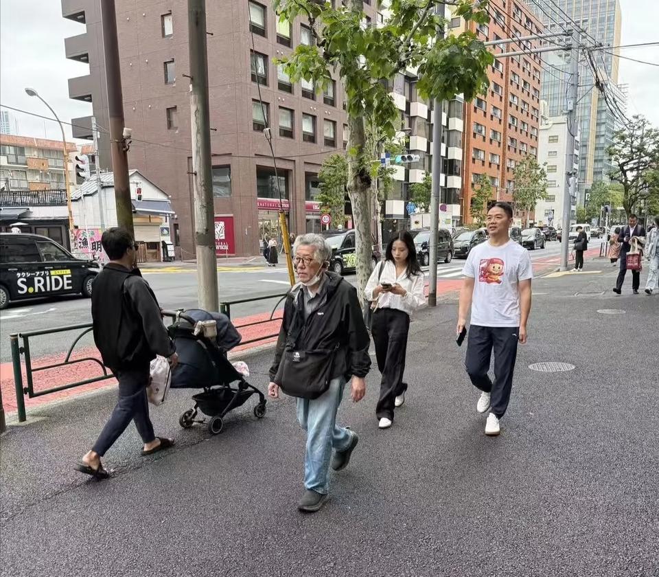 刘强东在东京街头被偶遇，白T加运动裤，这穿搭真不像51岁的大叔，完全是一个意气风