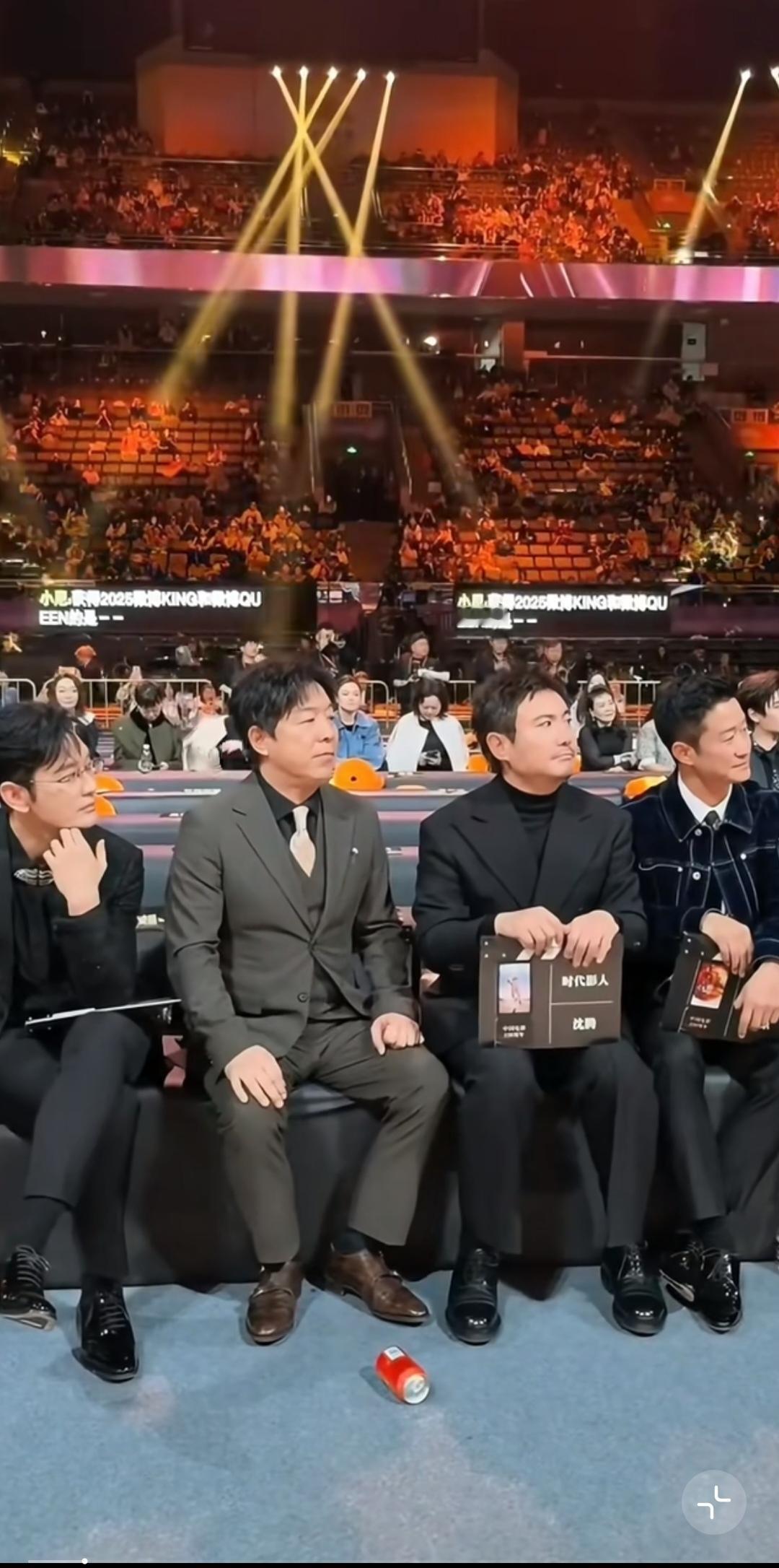 这样一看晓明哥好小啊。