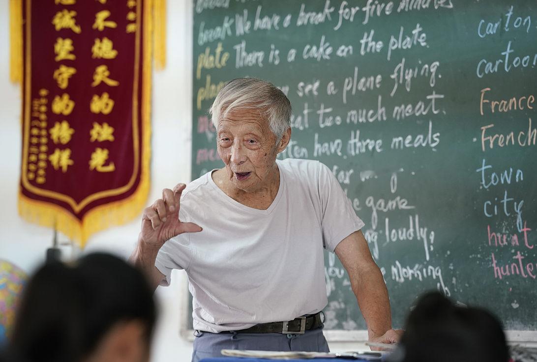 教师延迟退休的结果，凌教育很尴尬。按现在的政策，女副高级教师可以延迟到63周