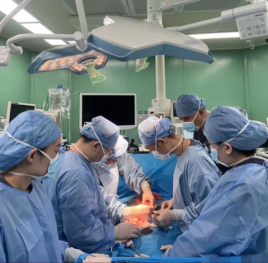 第一批独生子女的弊端已经出来了。​李先生是第一批独生子女，爱人也是独生子女，本