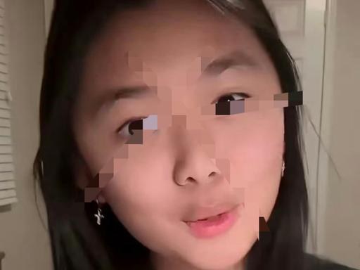 一个加拿大华裔女孩对着镜头嘚瑟，说自己从幼儿园到中学，从来没穿过校服，每天能穿自
