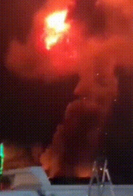 凌晨时分，以色列战舰突破红海海域，胡塞武装电厂突然被炸毁，被舰对地导弹精准摧毁。