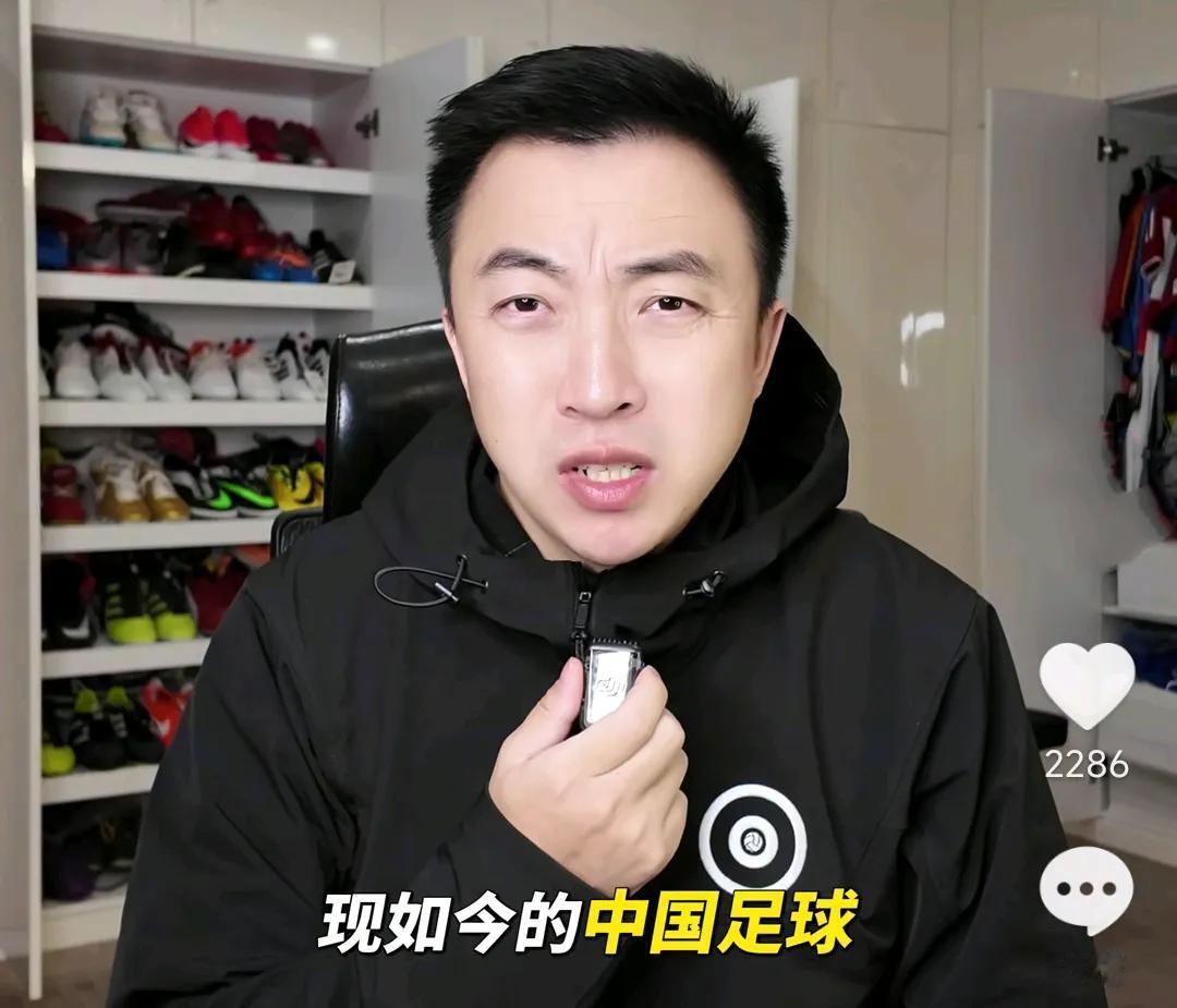 解说员袁甲痛批了上海海港在亚冠的表现。他表示，现在中超球队踢这个亚冠比赛，完全