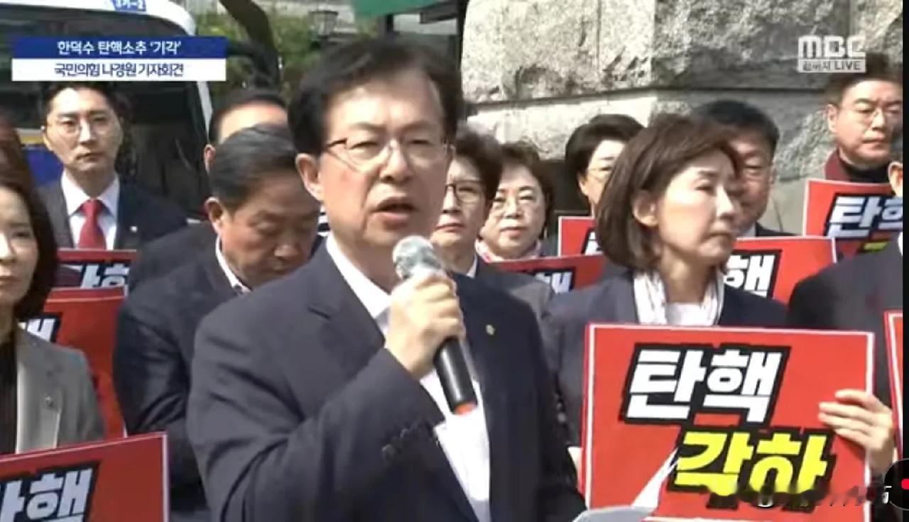 韩德洙弹劾案被宪法裁判所驳回后，韩执政党国民力量党和共同民主党分别在不同场合进行