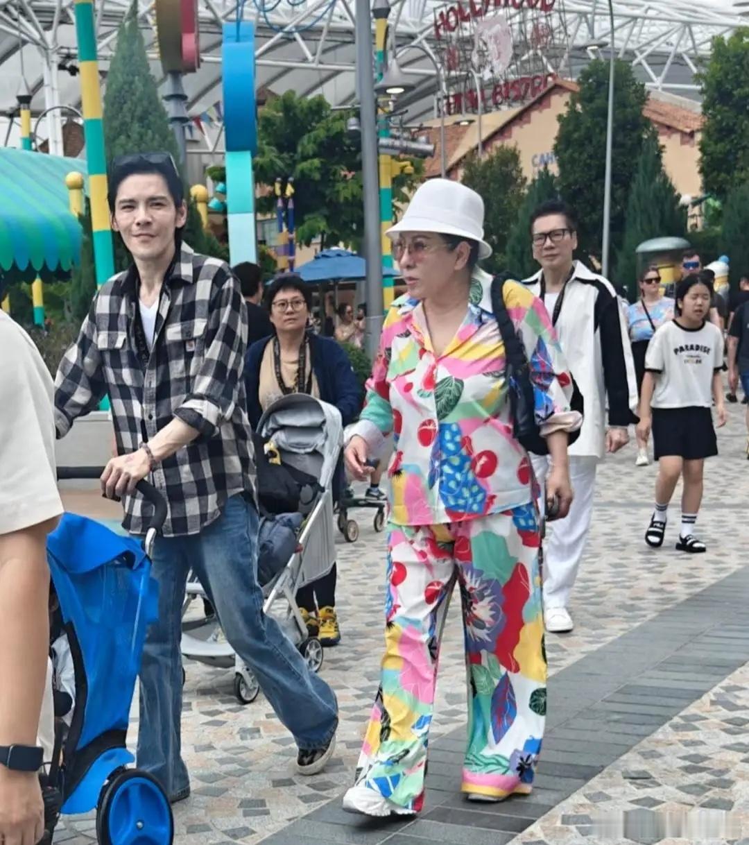 郭碧婷向佐和家人到新加坡过春节，一家六口人现身环球影城游玩，他们小夫妻俩穿着同款