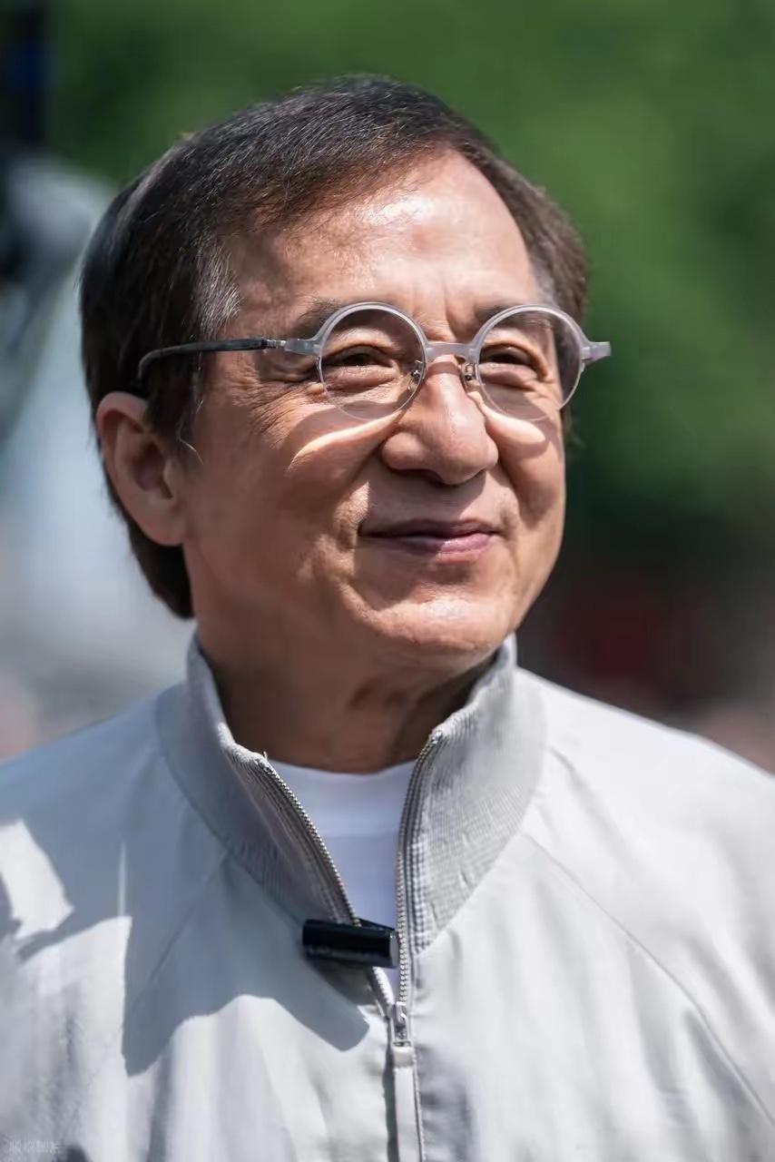 最近成龙大哥上节目，跟张杰合作。张杰唱完他的经典歌曲后，成龙直接来了句：“这是你