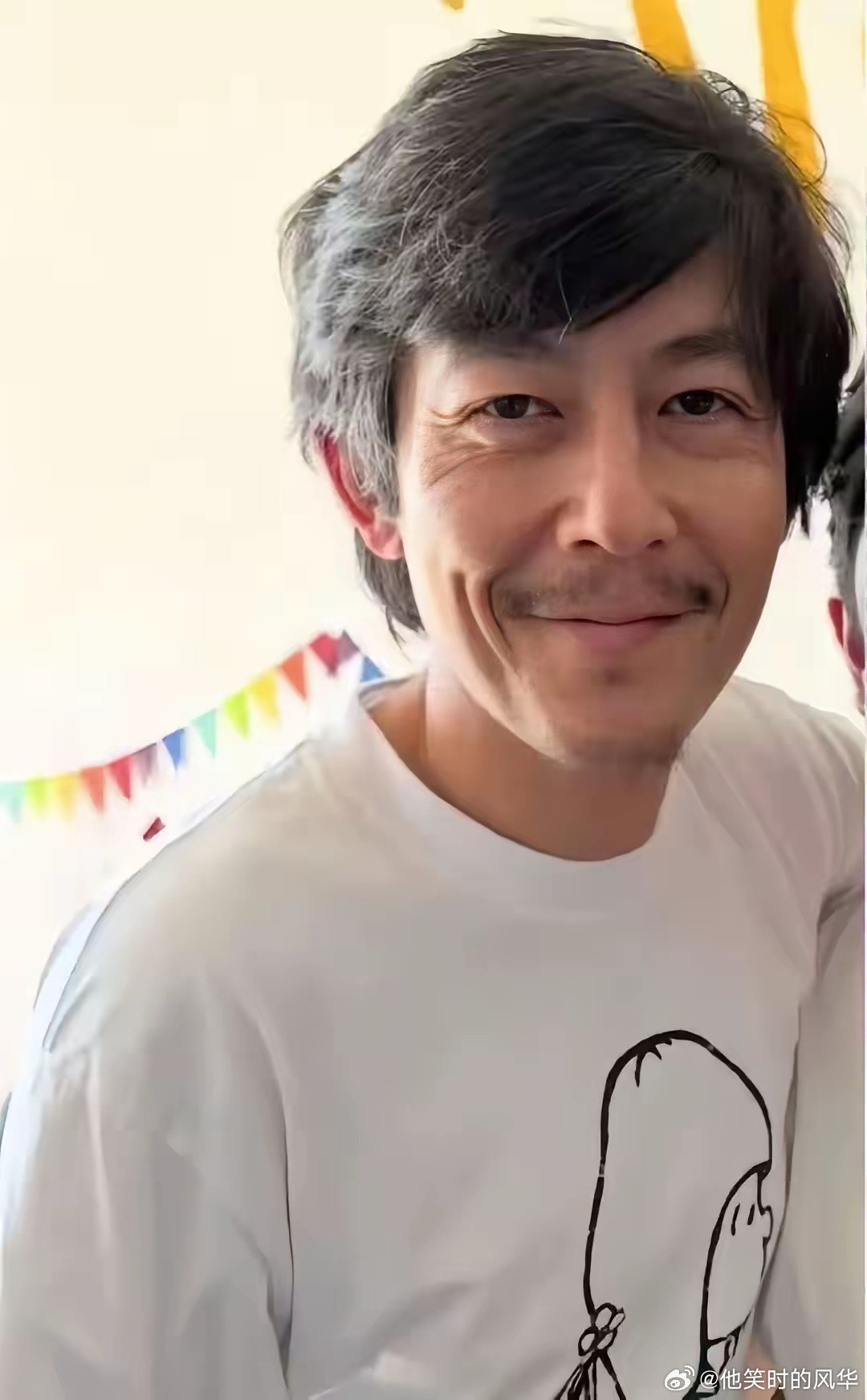 真是人比人气s人。同样的年纪谢霆锋还在谈恋爱，享受爱情，而且帅气逼人，风度翩翩，