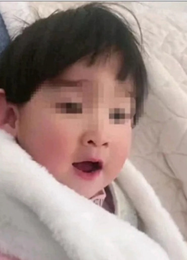 内蒙古女童被虐待至死案中的所谓的父亲被判无期徒刑，二审他竟然厚着脸皮要求改判，网